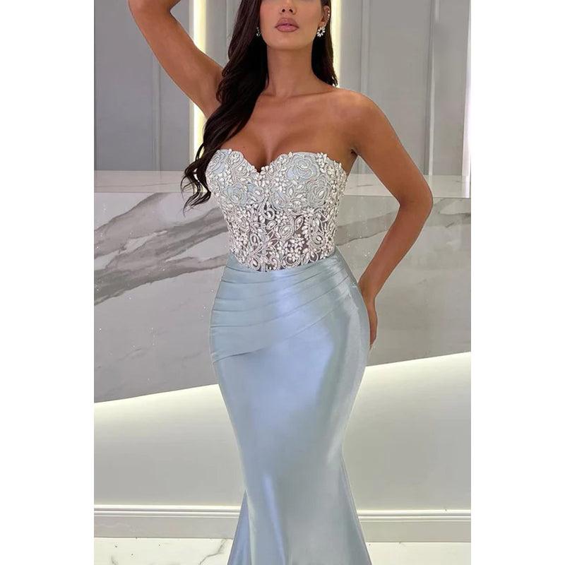 Vestido de noche largo estilo sirena de satén con apliques de cuentas y sin tirantes
