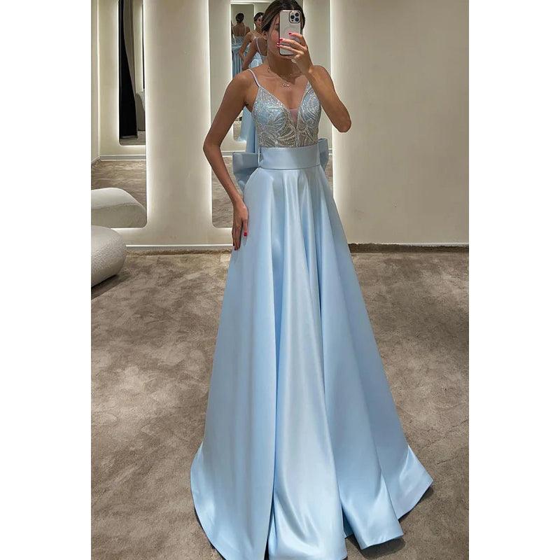 Langes Abendkleid aus Satin mit V-Ausschnitt, Spaghettiträgern und Pailletten in A-Linie