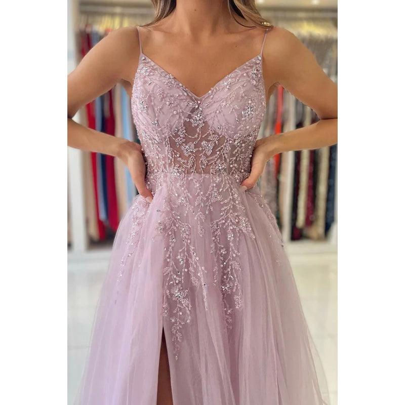 Elegantes A-Linien-Ballkleid aus Tüll mit Spaghettiträgern, V-Ausschnitt, Schlitz und Applikationen 