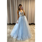 Vestido de fiesta con escote en V pronunciado, apliques de tul y cola desmontable 