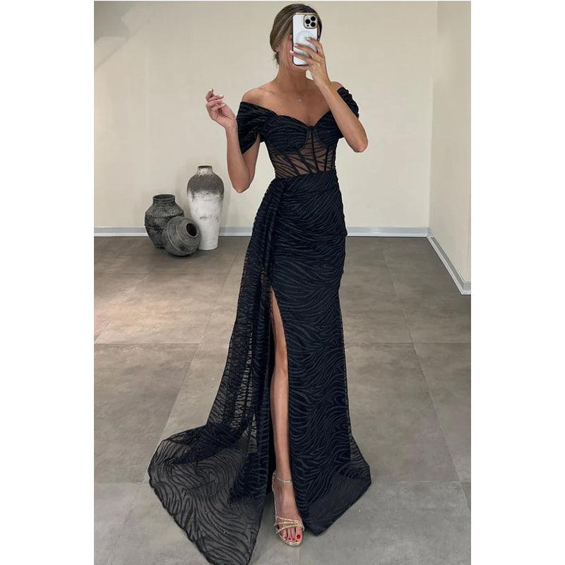 Glamouröses, dramatisches Ballkleid mit schulterfreien Flügelärmeln und Schlitz
