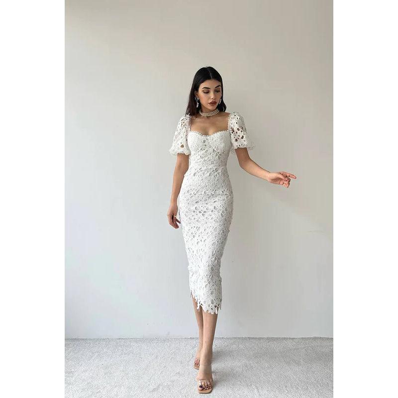 Abendkleid in Midilänge mit eckigem Ausschnitt, kurzen Ärmeln, Spitze und Etui-Linie