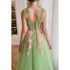 Vestido de fiesta largo de tul con apliques de corazón y abertura en forma de A