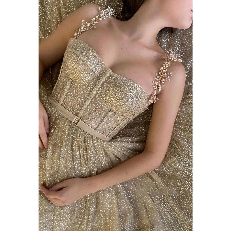 Vestido de fiesta brillante con lentejuelas color champán y escote corazón 