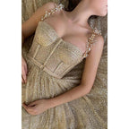 Vestido de fiesta brillante con lentejuelas color champán y escote corazón 
