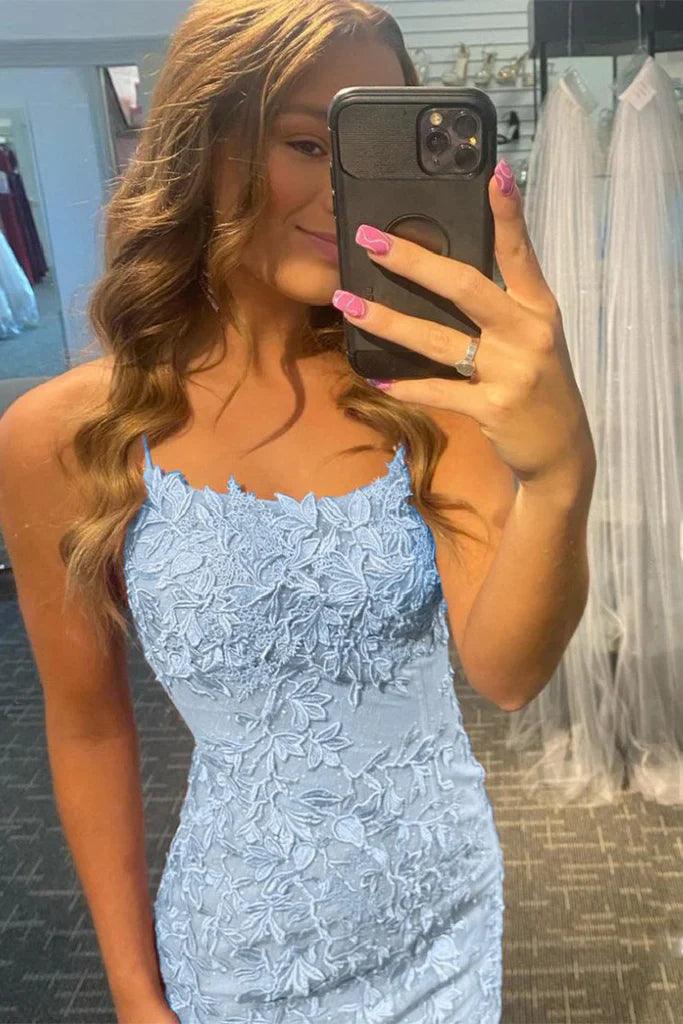 Enges, figurbetontes blaues Homecoming-Kleid, rückenfreies Partykleid
