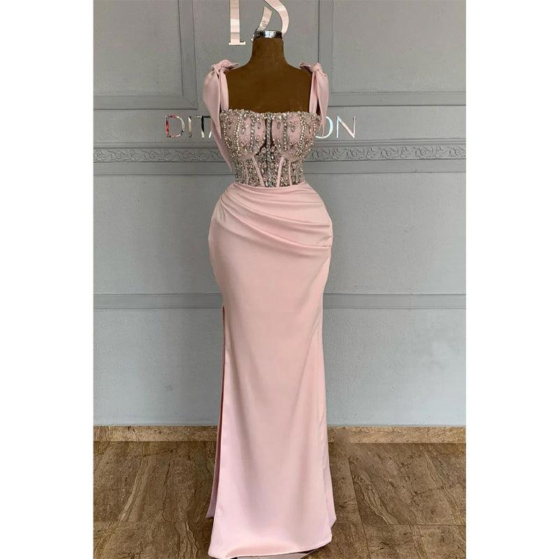 Vestido formal de fiesta largo de sirena rosa con tirantes dobles y cuentas y abertura