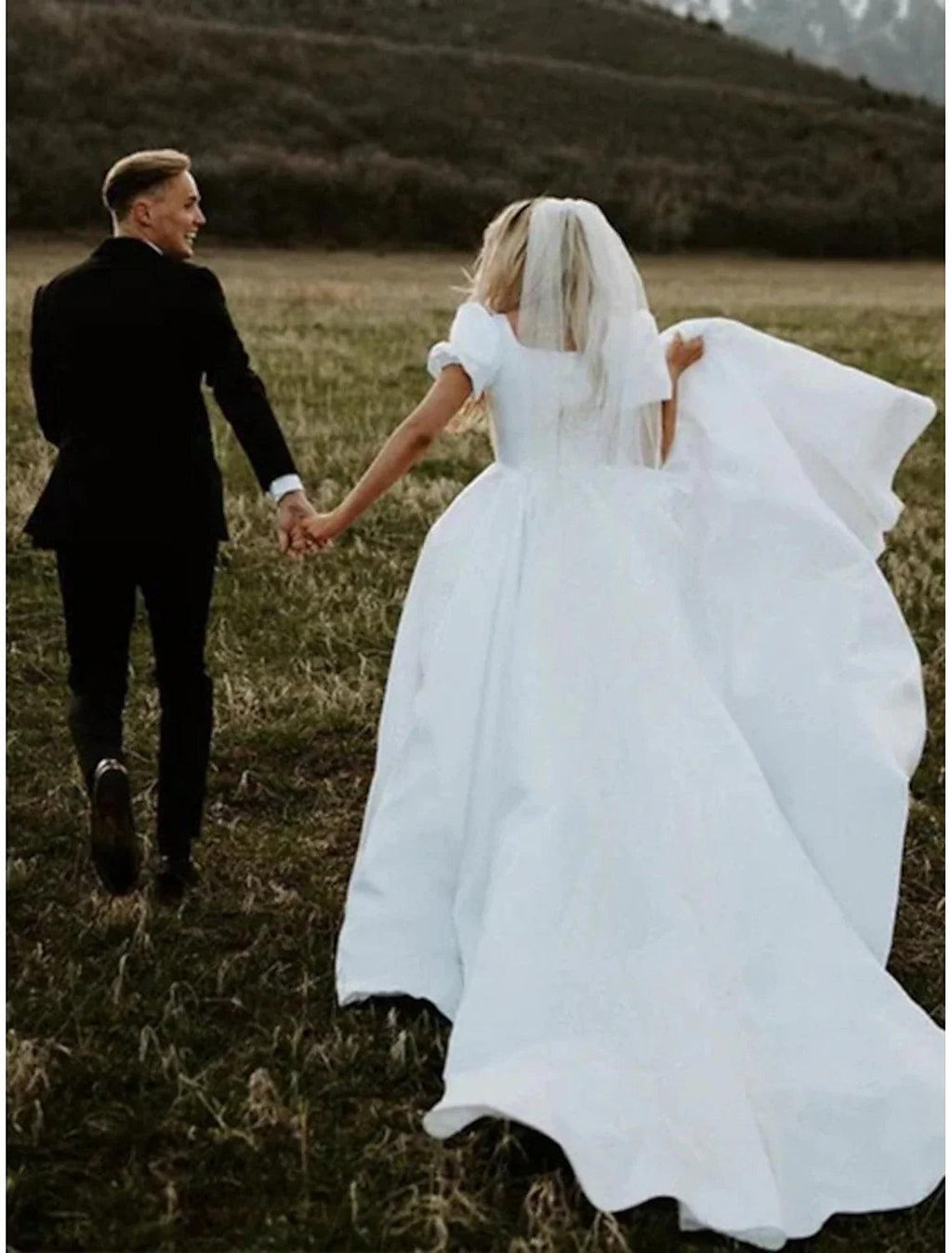 Vestido de novia formal de satén con escote cuadrado, manga corta y cola capilla