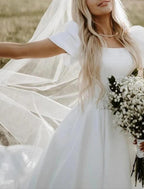 Vestido de novia formal de satén con escote cuadrado, manga corta y cola capilla