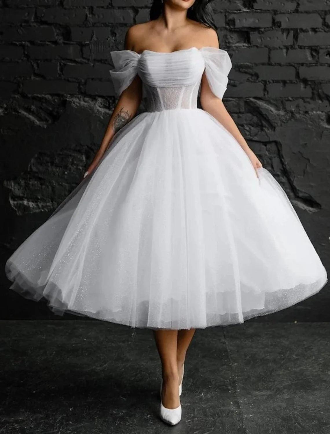 Vestidos de novia sencillos de satén con escote redondo, sin mangas y longitud hasta la rodilla, en color liso.
