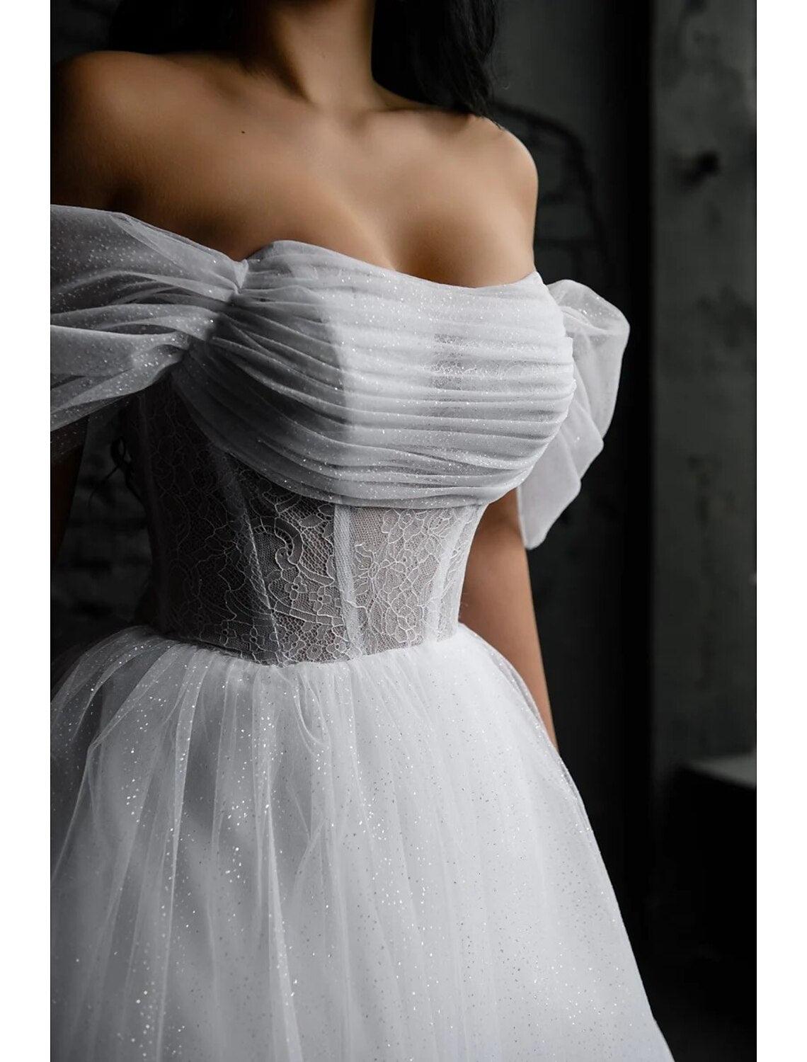 Vestidos de novia sencillos de satén con escote redondo, sin mangas y longitud hasta la rodilla, en color liso.