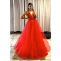 Vestido de fiesta con escote en V pronunciado, apliques de tul rojo y falda desmontable. 