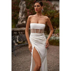 Vestido largo de fiesta formal de satén fruncido sin tirantes y transparente con abertura