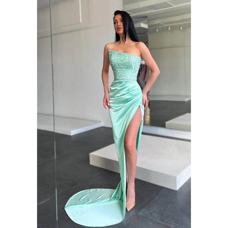 Trägerloses, langes, mit Pailletten besetztes, gerüschtes Etui-Ballkleid mit Schlitz