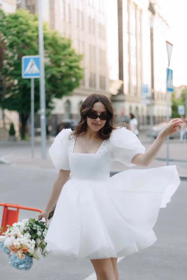 Vestido de novia corte A, escote cuadrado, corto, mangas abullonadas con perlas