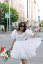 Vestido de novia corte A, escote cuadrado, corto, mangas abullonadas con perlas