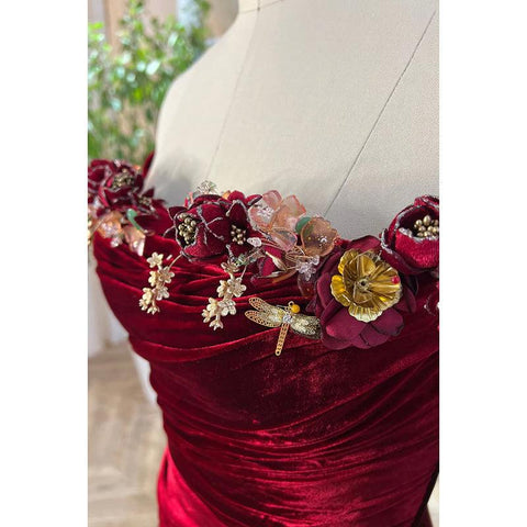 Elegantes rotes, schulterfreies, langärmliges, gerafftes, geschlitztes Ballkleid mit Blume