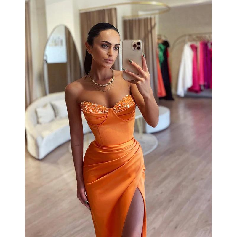 Vestido largo formal de fiesta con escote en forma de corazón, de satén, plisado y abertura 