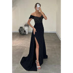 Schlichtes, schulterfreies Ballkleid mit Flügelärmeln, Schlitz und Strasssteinen