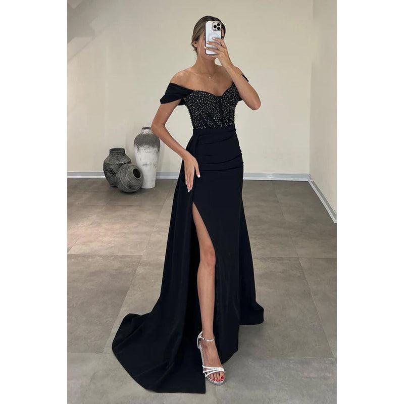 Schlichtes, schulterfreies Ballkleid mit Flügelärmeln, Schlitz und Strasssteinen