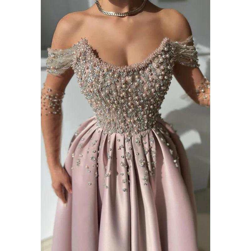 Glamouröses und dramatisches Ballkleid in A-Linie mit schulterfreien Flügelärmeln, seitlichem Schlitz und Perlenbesatz