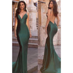 Vestido de noche largo de sirena de satén con tirantes finos y escote en V