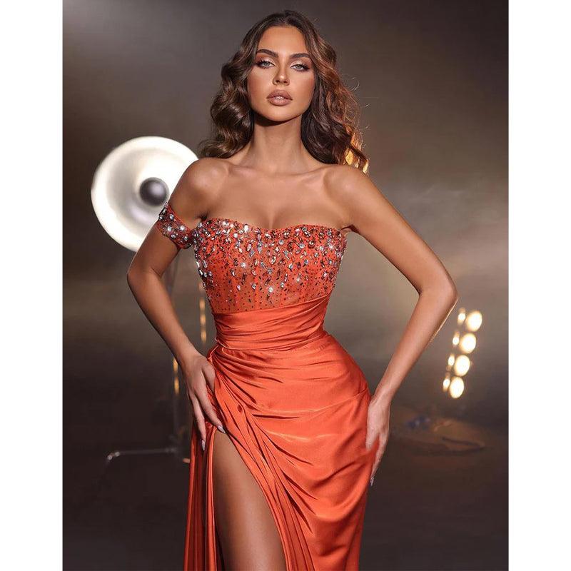 Vestido de noche largo formal con escote de cuentas y abertura sin tirantes 