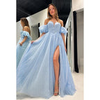 Glamouröses und dramatisches A-Linien-Ballkleid mit schulterfreien Flügelärmeln, seitlichem Schlitz und funkelndem Finish