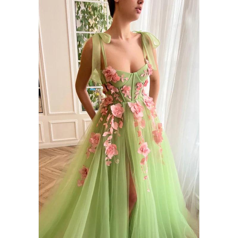 Vestido de fiesta largo de tul con apliques de corazón y abertura en forma de A