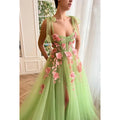 Vestido de fiesta largo de tul con apliques de corazón y abertura en forma de A