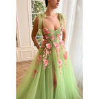 Vestido de fiesta largo de tul con apliques de corazón y abertura en forma de A