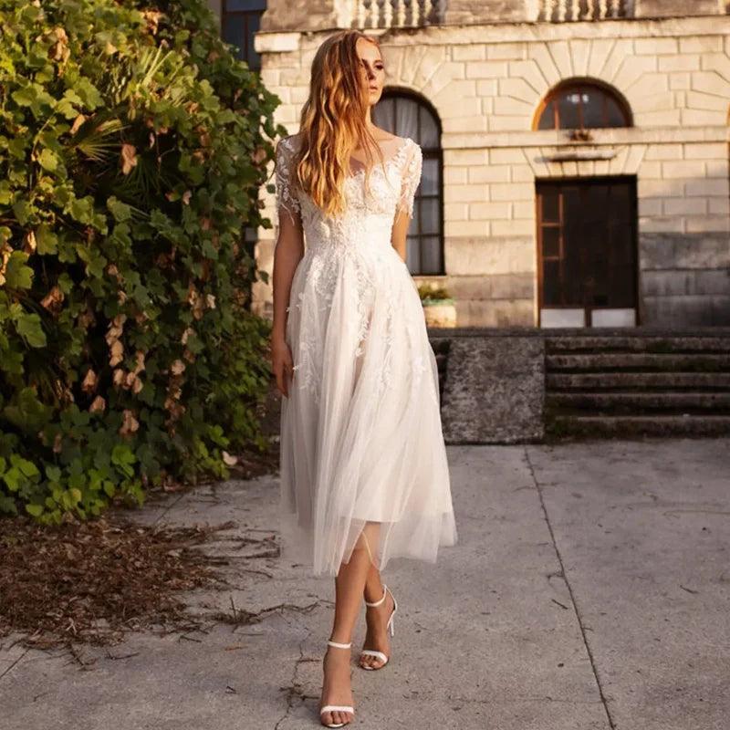 Vestido de novia largo hasta la rodilla, etéreo, moderno, corte A, escote en V, espalda con botones