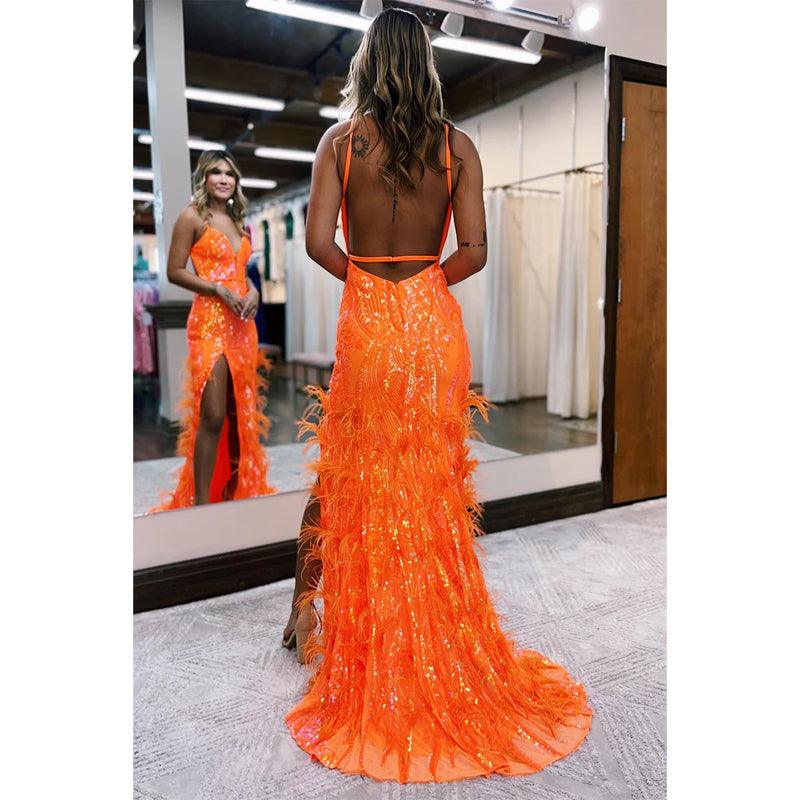 Vestido de fiesta brillante con escote en V pronunciado, lentejuelas, apliques y plumas con abertura