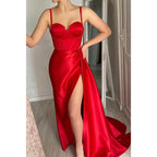 Vestido de fiesta largo rojo con escote en forma de corazón, tirantes finos y abertura lateral