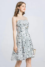 Ärmelloses Mini-Heimkehrkleid mit Juwelenspitze und Pailletten