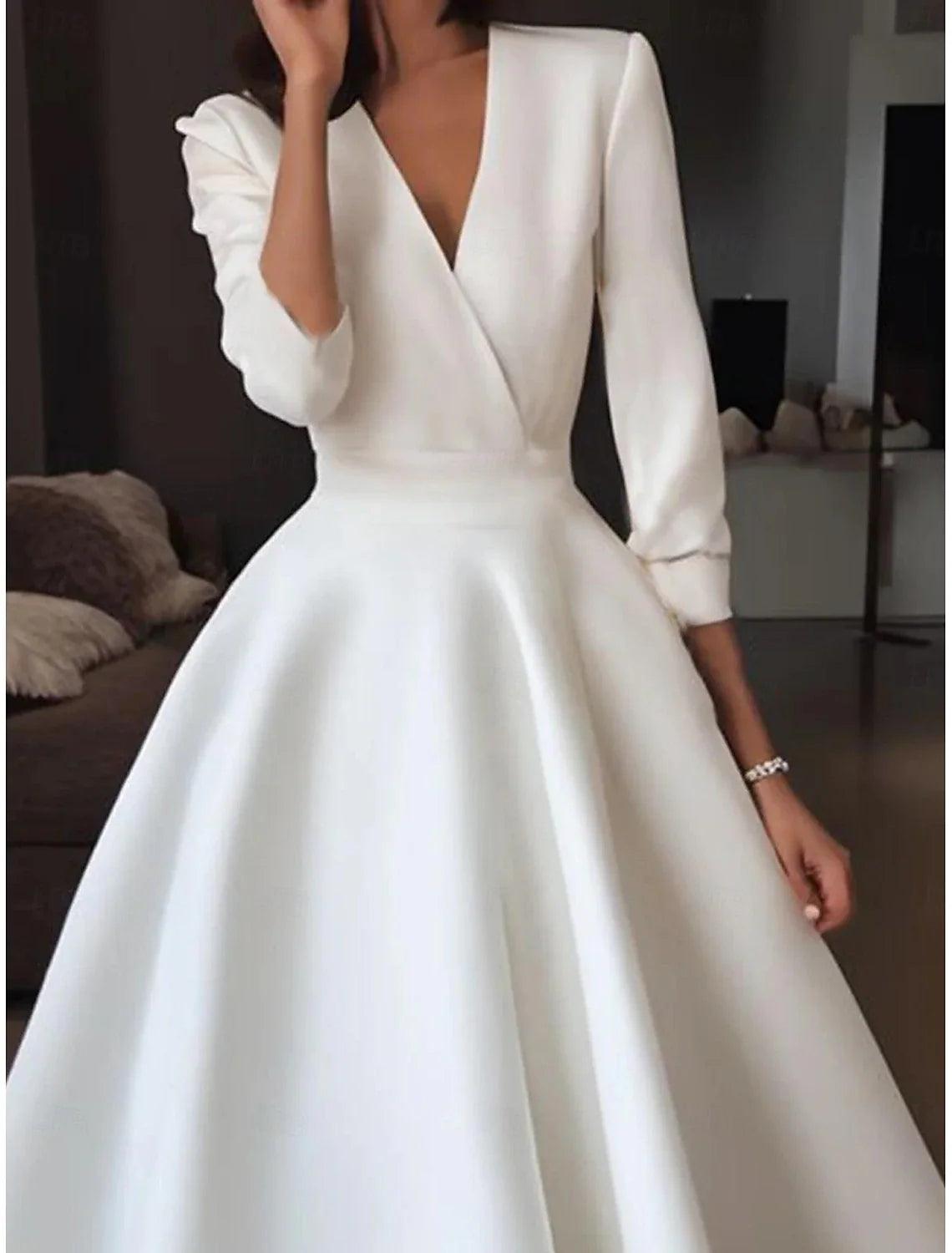 Vestido blanco sencillo de novia, corte A, escote en V, media manga, largo hasta la rodilla, de satén.