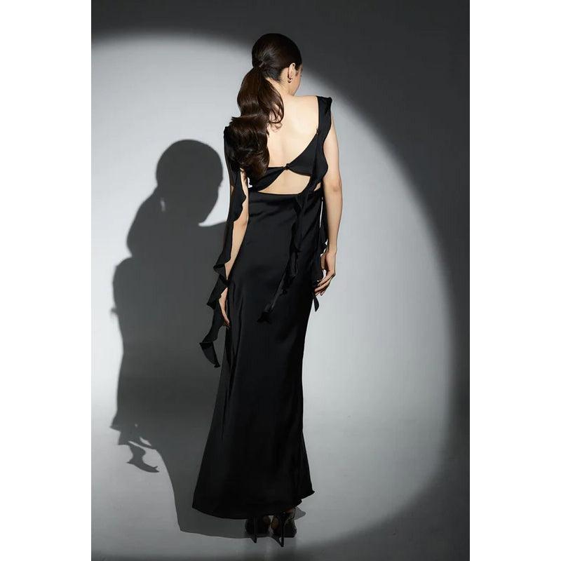 Schlichtes und lässiges Abendkleid mit eckigem Ausschnitt und offenem Rücken und Trägern