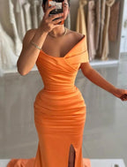 Elegantes Kleid, formeller Abschlussball, bodenlang, ärmellos, schulterfrei, Satin mit gerüschtem Schlitz, Abschlussballkleider