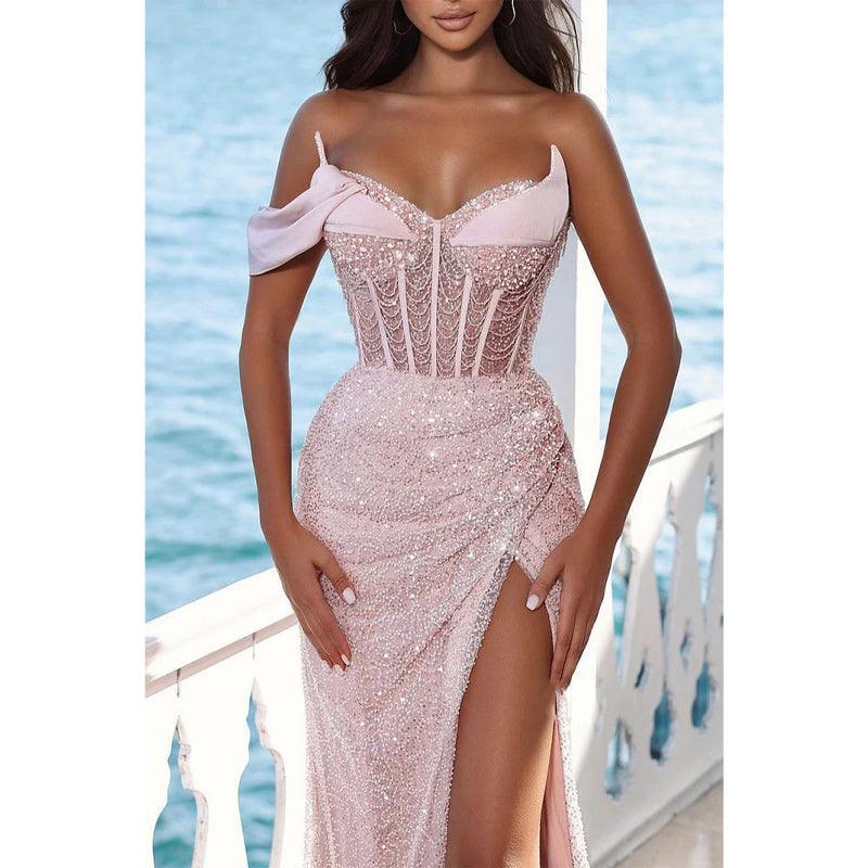 Vestido de fiesta ajustado brillante con un hombro al descubierto, fruncido con cuentas y abertura lateral 