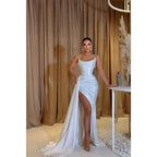 Trägerloses, langes, formelles Ballkleid aus Satin mit Plissee und Seitenschlitz, inklusive Handschuhen