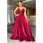 Langes formelles Abendkleid mit Spaghettiträgern und Spitzenapplikationen 