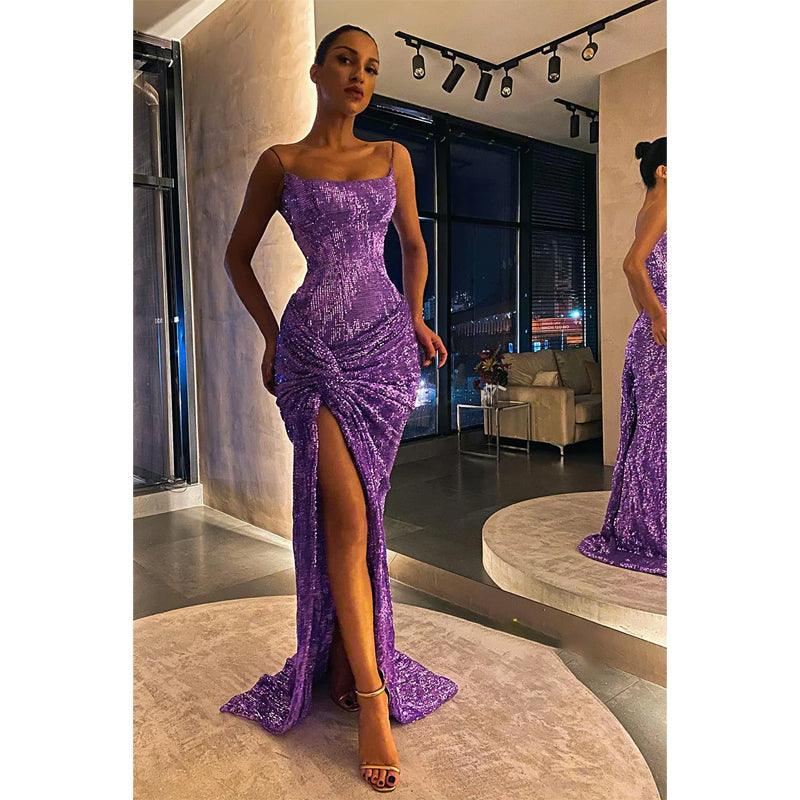 Glitzerndes Ballkleid mit Spaghettiträgern, Falten und hohem Schlitz