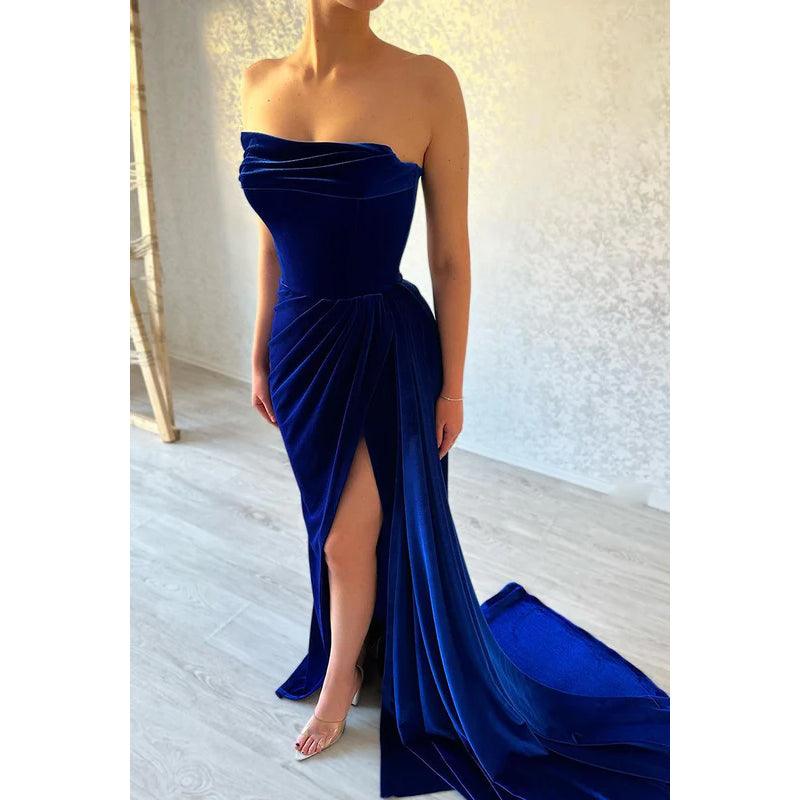 Schlichtes und lässiges, schulterfreies, ärmelloses, gerüschtes, seitlich geschlitztes Ballkleid