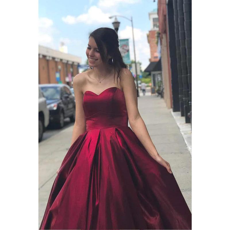 Vestido de fiesta sencillo de corte A en satén burdeos con escote corazón y bolsillos 