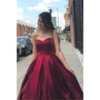 Vestido de fiesta sencillo de corte A en satén burdeos con escote corazón y bolsillos 