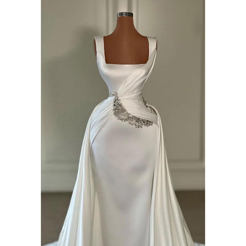 Ballkleid mit eckigen Trägern, Rüschen und Perlen