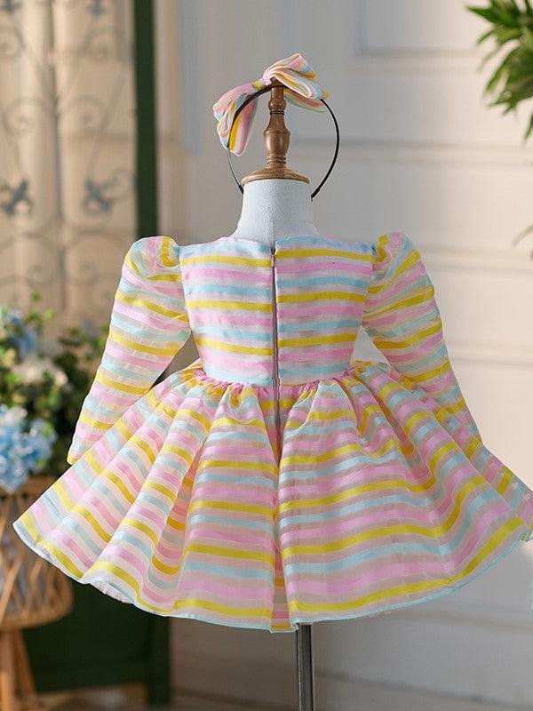 Knielanges weißes Kleid aus Organza-Tüll für die 1. Geburtstagsparty eines Babymädchens 