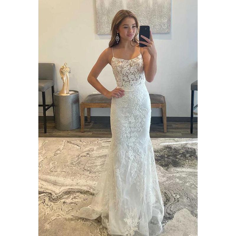 Vestido de fiesta largo de tul con tirantes finos y apliques de encaje