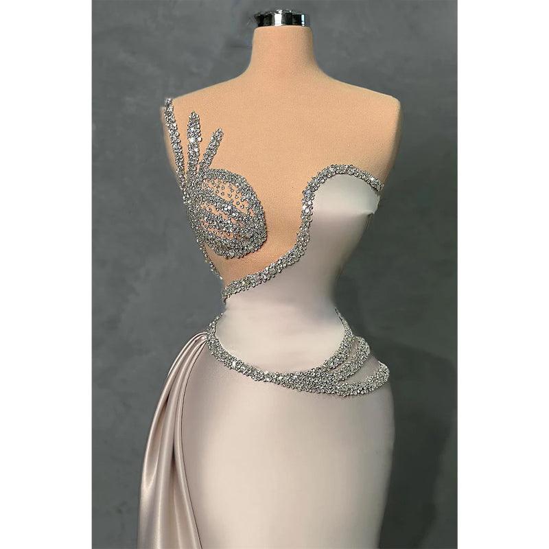 Figurbetontes, ärmelloses Party-/Ball-/Abendkleid mit Perlenapplikationen und Schleppe 