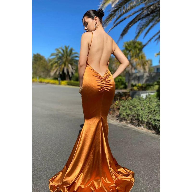 Vestido de fiesta largo sencillo con escote en V pronunciado y tirantes finos 